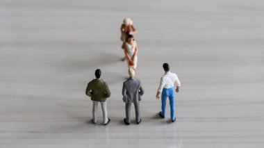 Üç minyatür erkek ve iki minyatür kadın karşı karşıya..