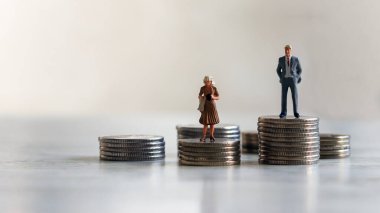 Bozuk para yığınının üstünde duran bir minyatür..