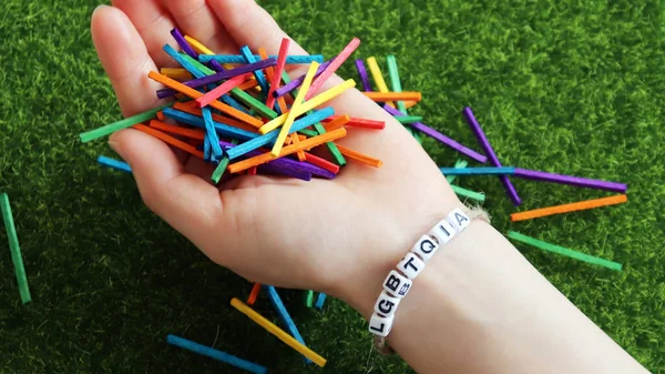 Una Pulsera Mano Cubo Lgbtqia Palo Multicolor —  Fotos de Stock