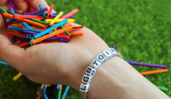 Una Pulsera Mano Cubo Lgbtqia —  Fotos de Stock