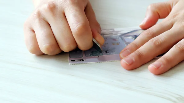 Uma Mão Arranhando Uma Loteria Instantânea Com Moedas — Fotografia de Stock