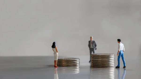 Miniaturización Hombre Una Mujer Pie Frente Una Pila Monedas Diferentes — Foto de Stock