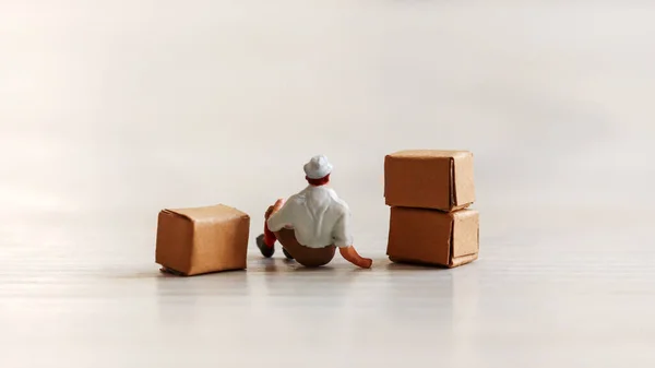 Tył Siedzącego Pracownika Miniaturowi Ludzie Pudełko — Zdjęcie stockowe