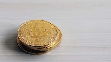 Ahşap masada Bitcoin.