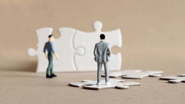 Yapbozu olan minyatür bir adam.