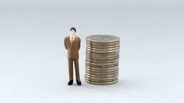 Orta yaşlı minyatür bir adam ve bir yığın parası var..