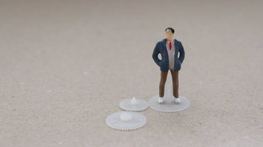 Saatin üzerinde duran minyatür bir adam..