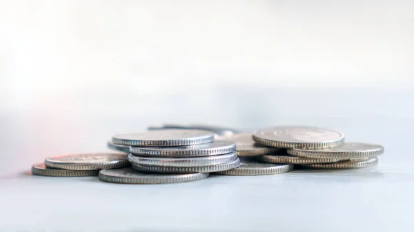 Куча Монет Ярком Фоне — стоковое фото