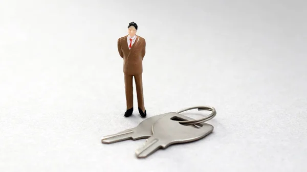 Middelbare Man Miniatuur Met Een Bos Sleutels — Stockfoto