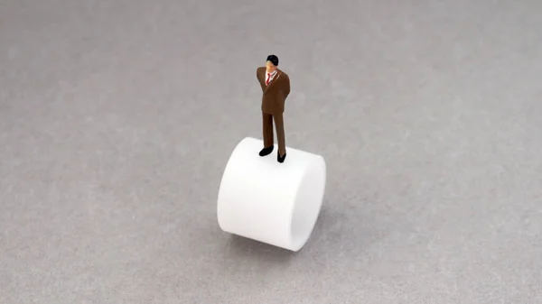 Yuvarlak Bir Fıçının Üzerinde Duran Minyatür Bir Adam — Stok fotoğraf