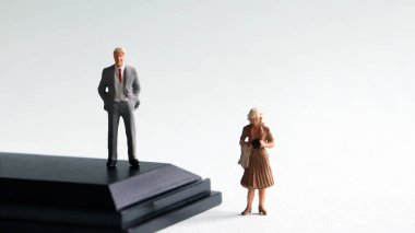 İş yerinde kadınların terfisinin sınırlandırılması.