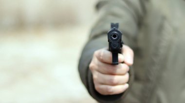 Bir silah namlu yakın çekim görüntüsü.