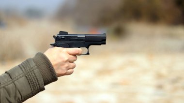 Silahlı bir kadın eli..