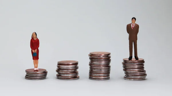 Gender Pay Gap Concept Een Miniatuur Man Een Vrouw Staan — Stockfoto