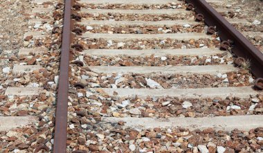 Demiryolunun yakın plan görüntüsü.