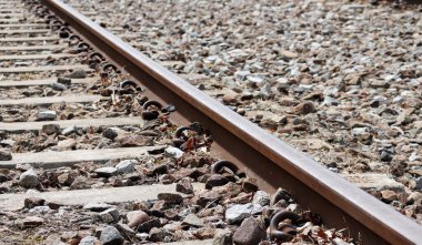 Eski demiryolunun yakın plan görüntüsü.