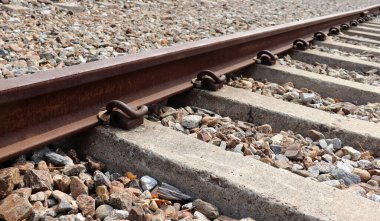 Eski demiryolunun yakın plan görüntüsü.