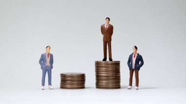Bozuk para ve minyatür adam yığını.