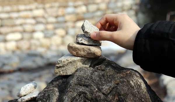 Mãos Uma Mulher Colocando Pedras Uma Torre Pedra — Fotografia de Stock