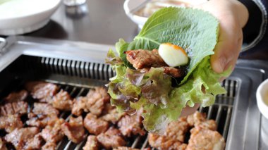 Sebzeli domuz pirzolası yemek..