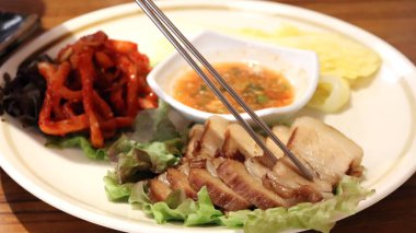 Bir tabak haşlanmış domuz eti..