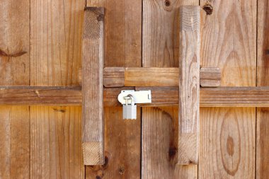 Kilitli ahşap bir kapı.