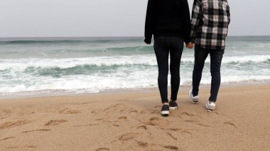 Sahilde duran iki kadının arkası..