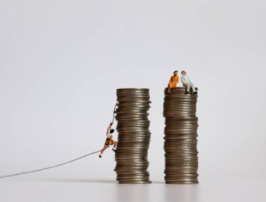 Bozuk paralarla dolu minyatür insanlar. Sınıfta zengin ve fakir arasındaki uçurum hakkında bir kavram.