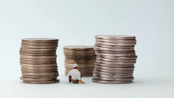 Hombre Miniatura Sentado Frente Tres Montones Monedas — Foto de Stock