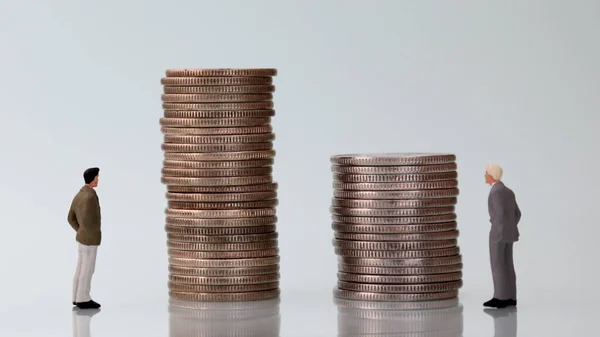 Dos Hombres Miniatura Pie Cada Lado Dos Pilas Monedas — Foto de Stock