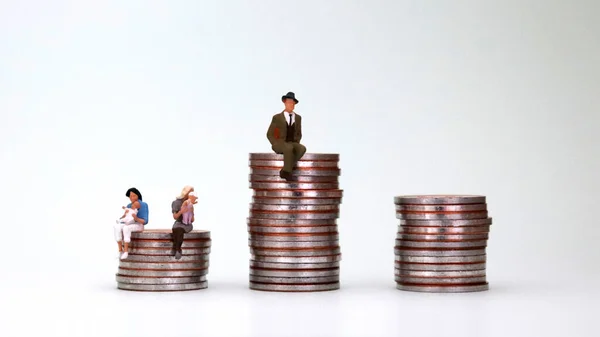 Source Wage Gap Men Women Analyzed Pile Coins Miniature Woman — Stock Photo, Image