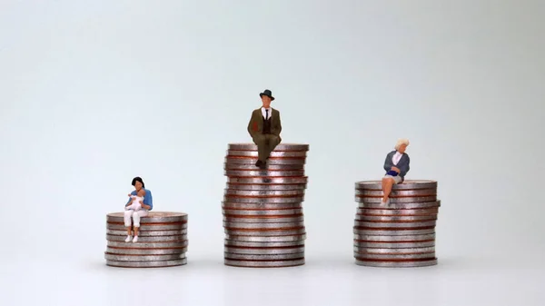 Koncepcja Różnicy Wynagrodzeniach Kobiet Mężczyzn Stos Monet Miniaturowych Ludzi — Zdjęcie stockowe
