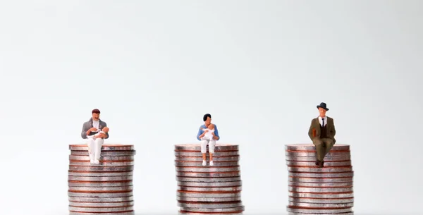Concepto Igualdad Salarial Personas Miniatura Sentadas Misma Altura Pila Monedas —  Fotos de Stock