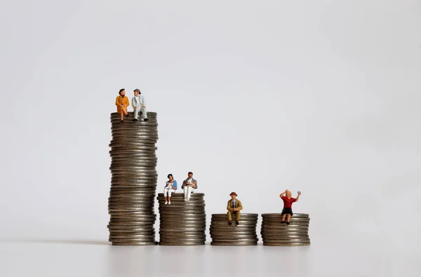 Concepto Desigualdad Ingresos Por Estrato Personas Miniatura Con Montón Monedas —  Fotos de Stock