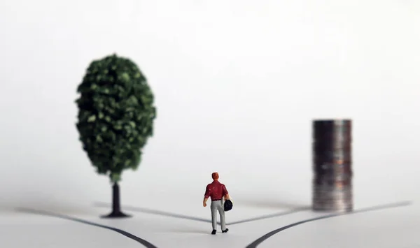 Miniaturowy Człowiek Stosem Drewna Monet Każdej Dwóch Dróg — Zdjęcie stockowe