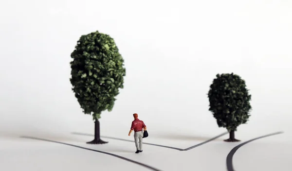 Hombre Miniatura Caminando Hacia Gran Árbol — Foto de Stock