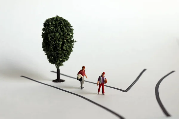 Miniaturmenschen Mit Zwei Straßen Und Einem Baum — Stockfoto
