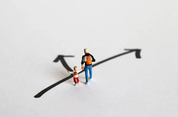 Conceito Conflito Papéis Homem Miniatura Seus Filhos Uma Encruzilhada — Fotografia de Stock