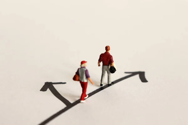 Homem Miniatura Uma Mulher Miniatura Caminhando Mesma Direção — Fotografia de Stock