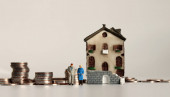 Miniaturní domy a mince. Miniaturní starý pár.