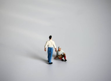 Aile içi şiddet kavramı. Minyatür insanlar.