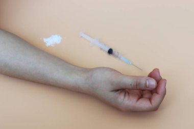 Tek kullanımlık şırıngalı bir kadın kolu.. 