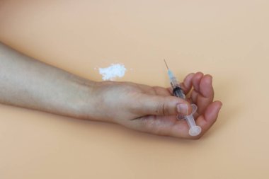 Tek kullanımlık şırıngalı bir kadın kolu.. 