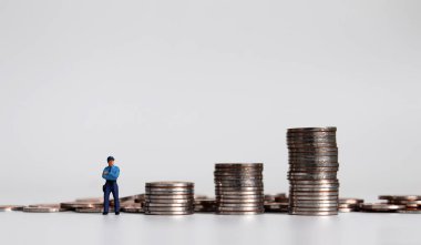 Üç yığın bozuk para ve minyatür polis..