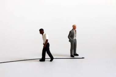 Irksal çatışma kavramı. Minyatür siyahi bir adam ve minyatür bir beyaz adam aralarındaki sınırlar ile birbirlerinden uzak duruyorlar..