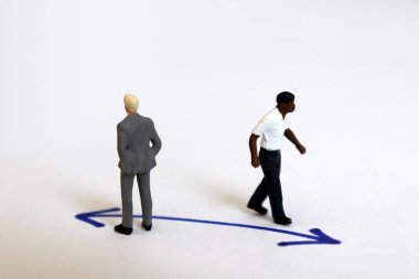 Irksal çatışma kavramı. Minyatür insanlar.