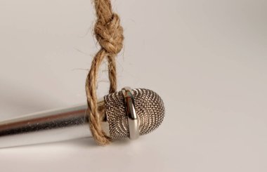 İpe bağlı gümüş bir mikrofon..