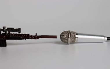 Minyatür silahlar ve mikrofonlar ile karşı karşıya