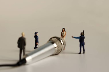 Mike ve minyatür insanlar.