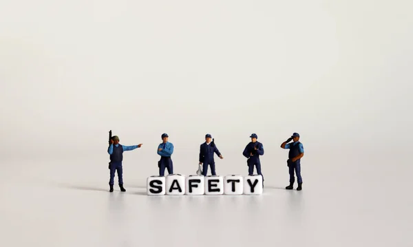 Bezpečnostní Slovo Napsané Bílou Kostkou Miniaturní Bojová Policie Kostkami Dopisů — Stock fotografie